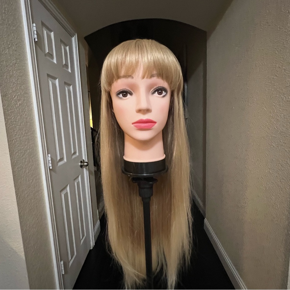 Wig COLOR: Blonde LENGTH:29” This is a cosplay wig that was used for Halloween.